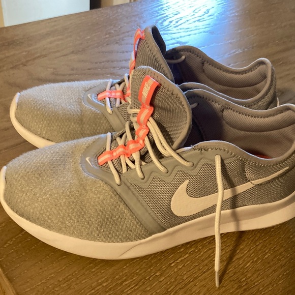 Nike  Women's Size 9 - Picture 1 of 9